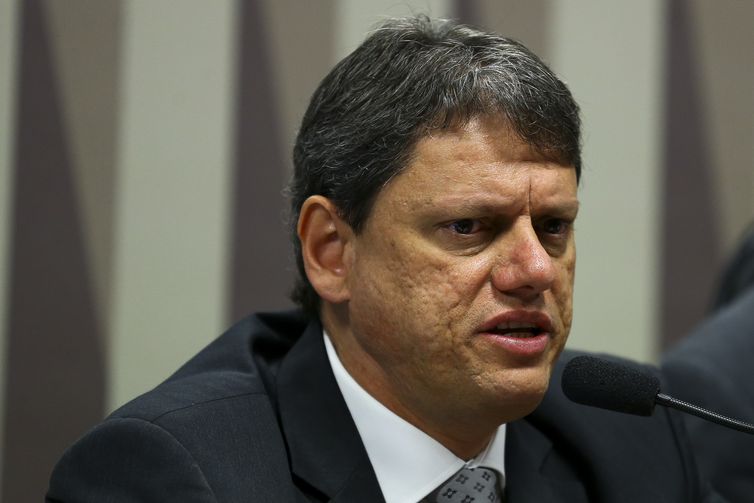 Ministro anuncia rapidez na construção das ferrovias e rodovias